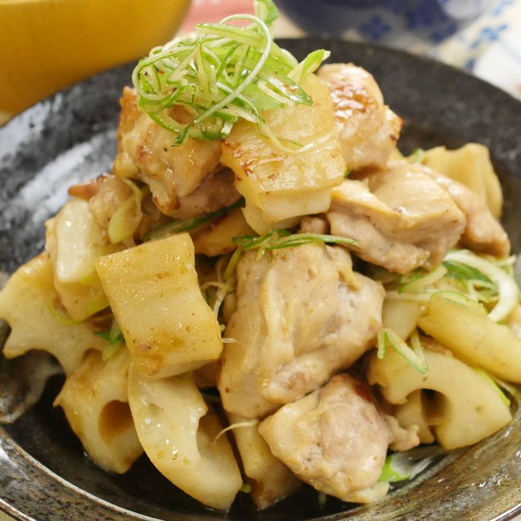 皿に盛られたれんこんと鶏もも肉の柚子こしょう炒め