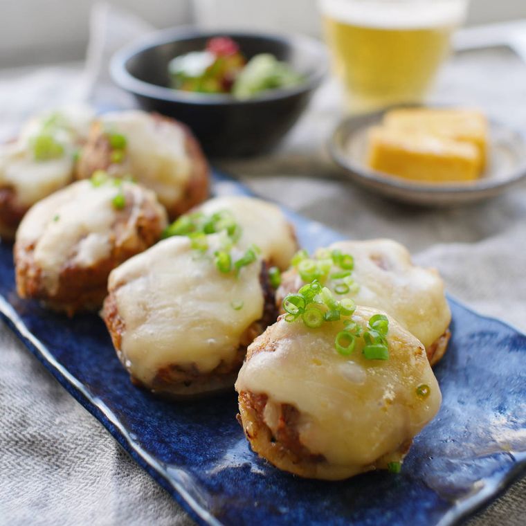 皿に盛られたれんこんの豚キムチ焼き