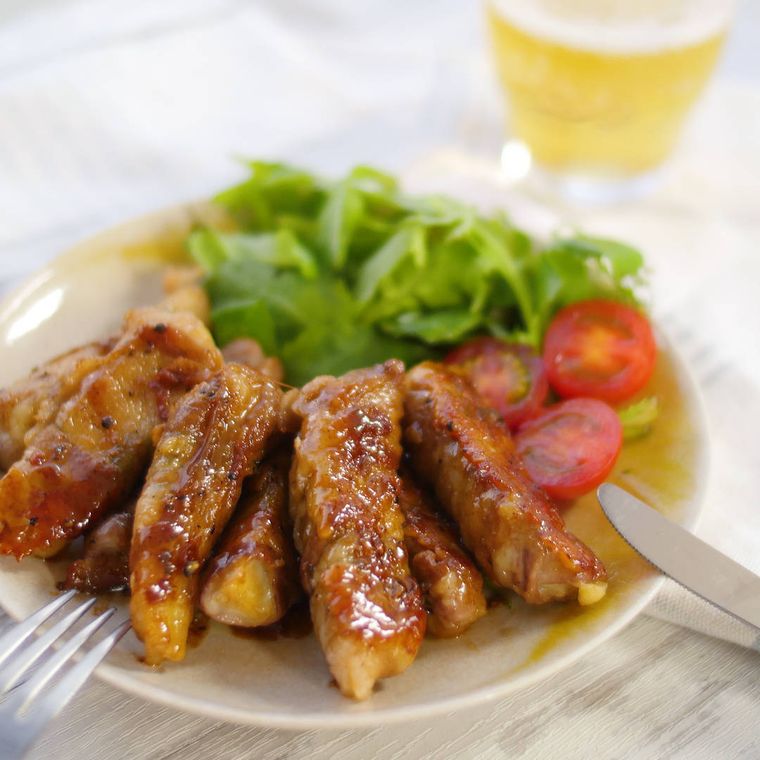 皿に盛られた大葉チーズの肉巻きれんこん