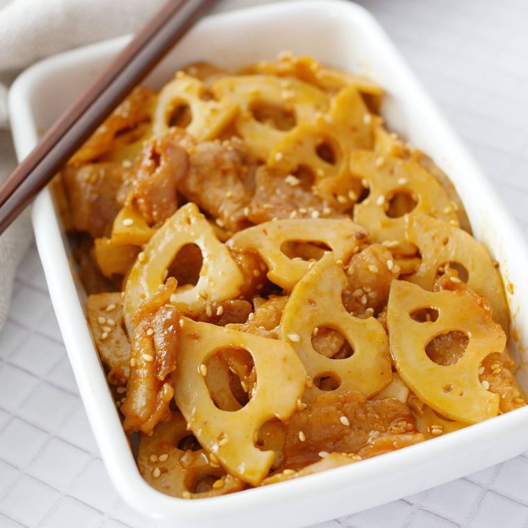 保存容器に入った豚バラ肉とれんこんのピリ辛きんぴら