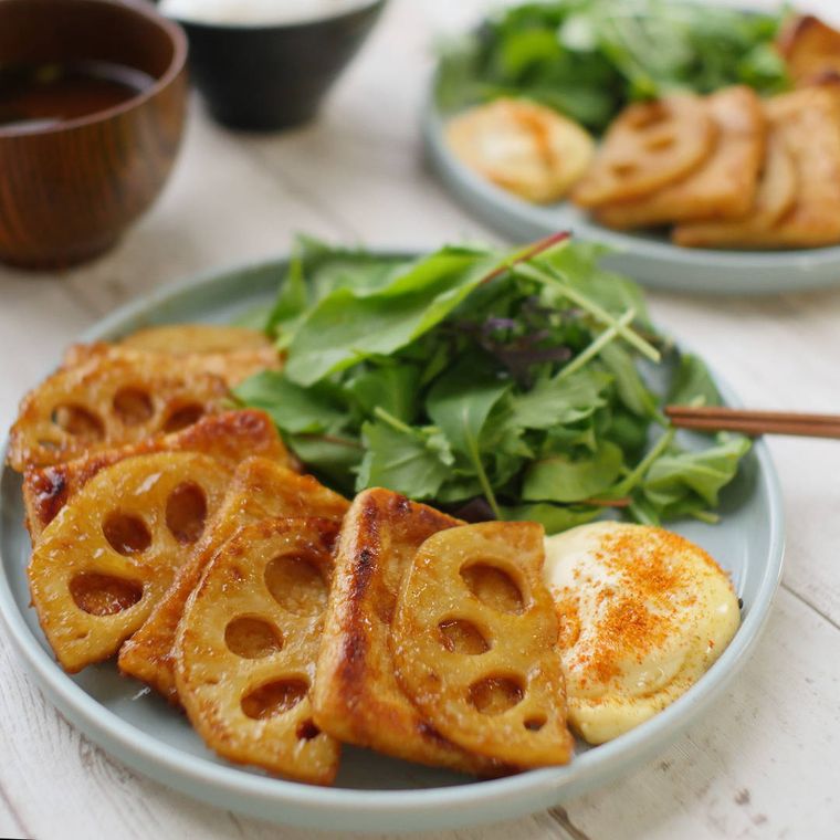 皿に盛られた油揚げとれんこんのしょうが焼き