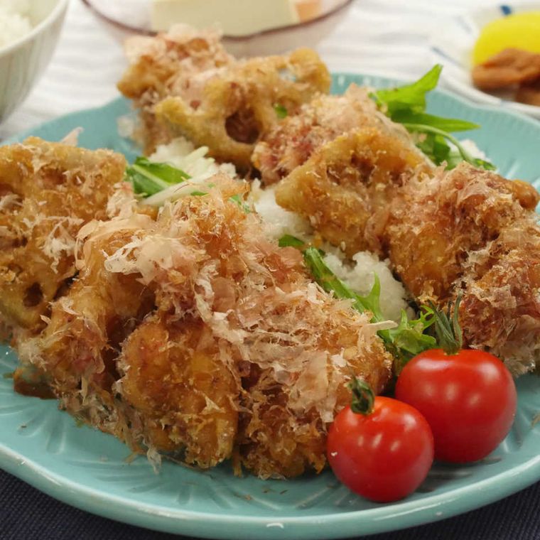 皿に盛られたれんこんと鶏肉のおかか衣唐揚げ