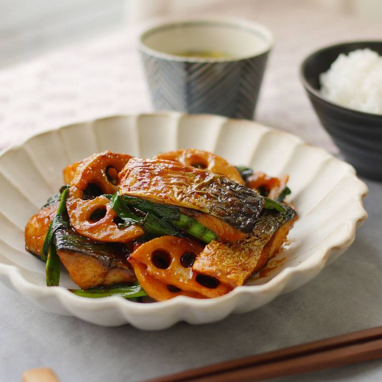 皿に盛られたさばとれんこんのコチュジャン炒め