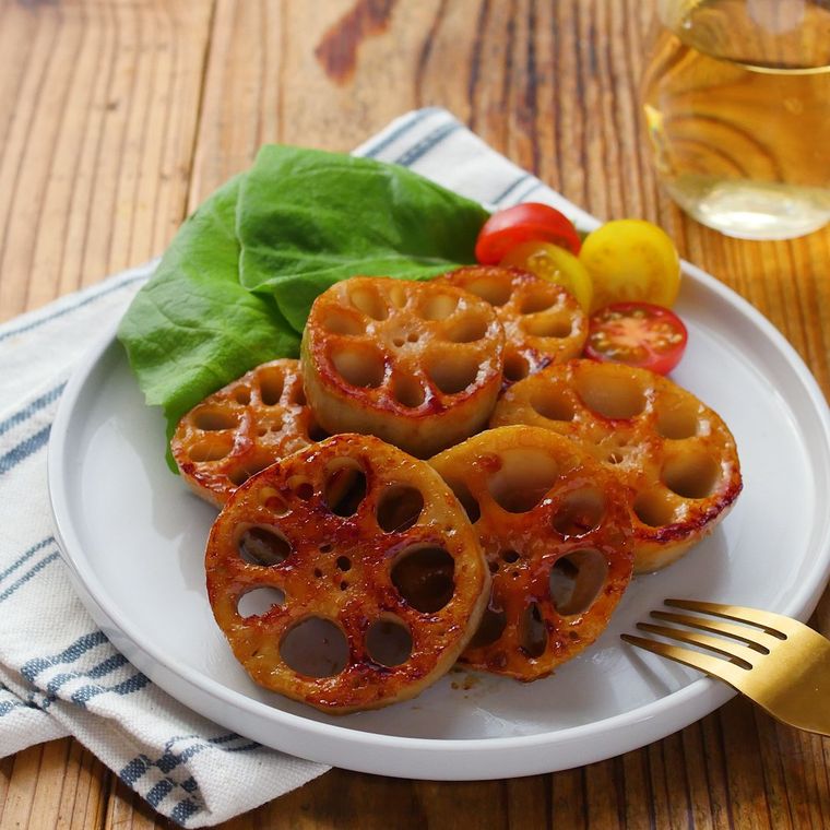 皿に盛られたガーリックバターれんこん