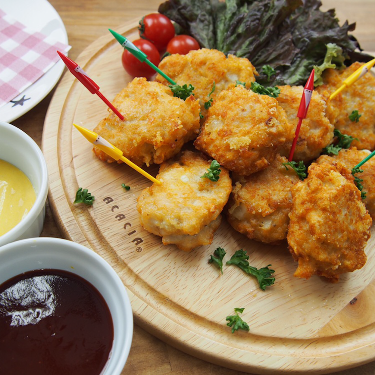 皿に盛られたれんこんのWチーズチキンボール