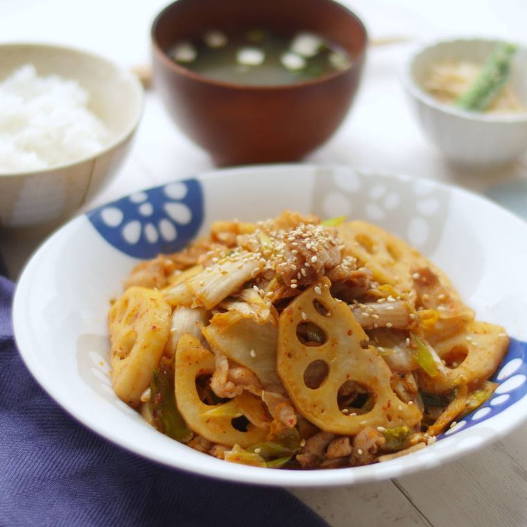 皿に盛られたれんこん豚キムチ