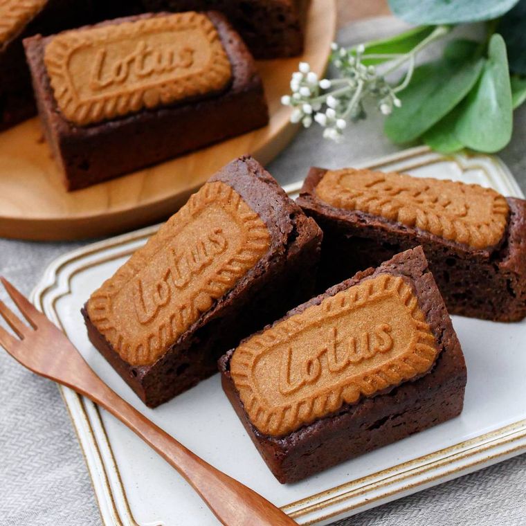 角皿に盛り付けたロータスブラウニー
