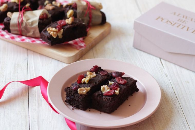 ピンクのお皿にブラウニーが2切れのっている