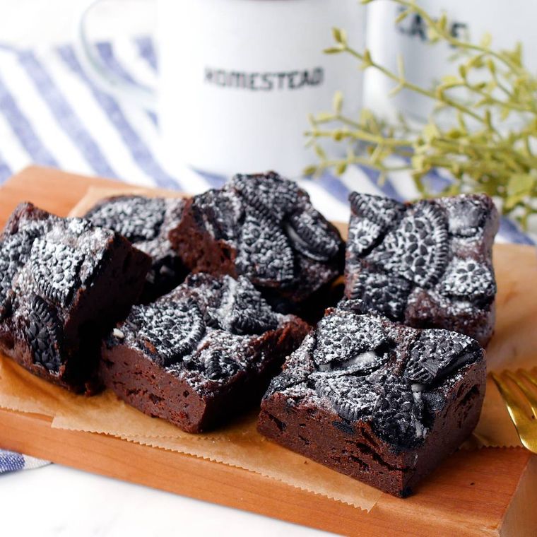 ウッドプレートに並べたココアクッキーブラウニー