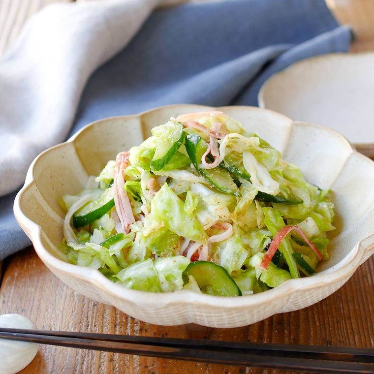 アイボリーの花形の皿に盛られたキャベツの酢の物