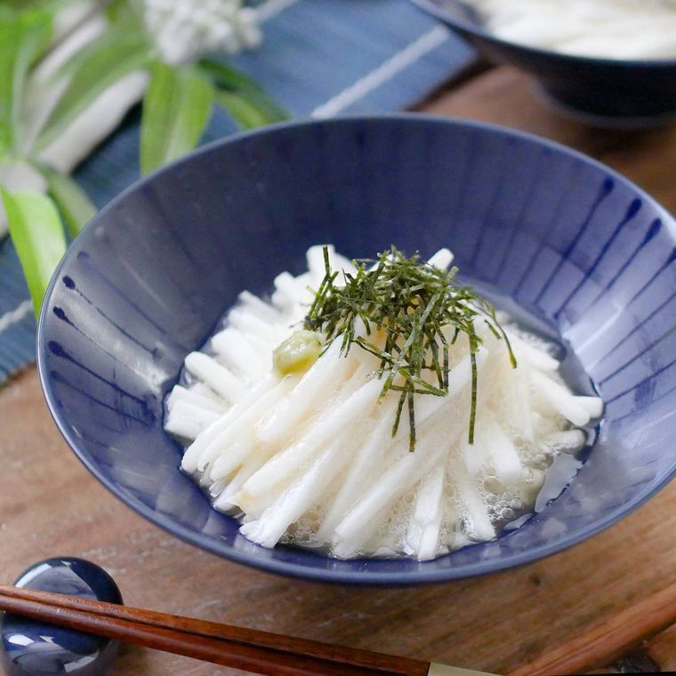 紺色の小鉢に盛られ、刻み海苔をトッピングした長芋の酢の物