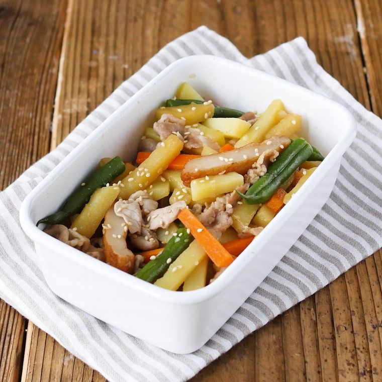 保存容器に入った肉じゃがきんぴら