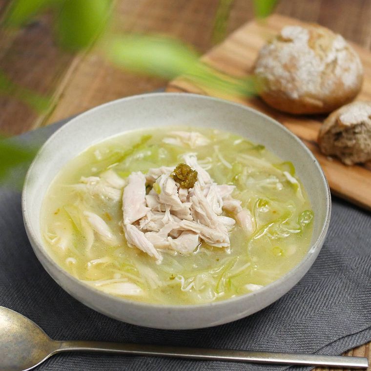 丸い深皿に盛りつけられたネギと鶏ささみのスープ