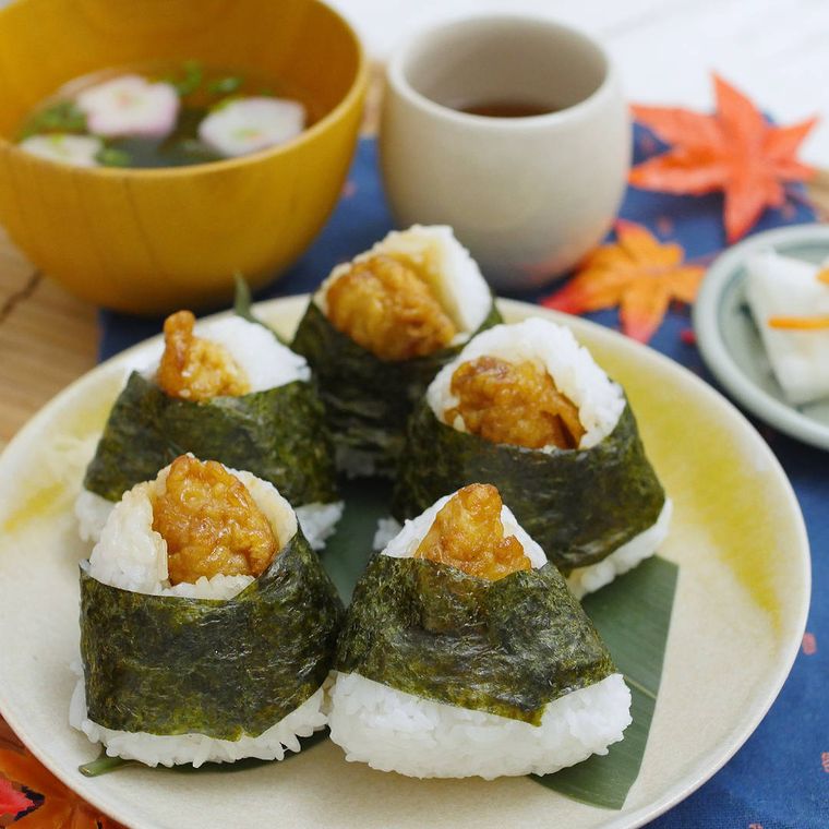 丸い皿に盛られたとりの天むすと汁物、湯飲みが並んでいる様子