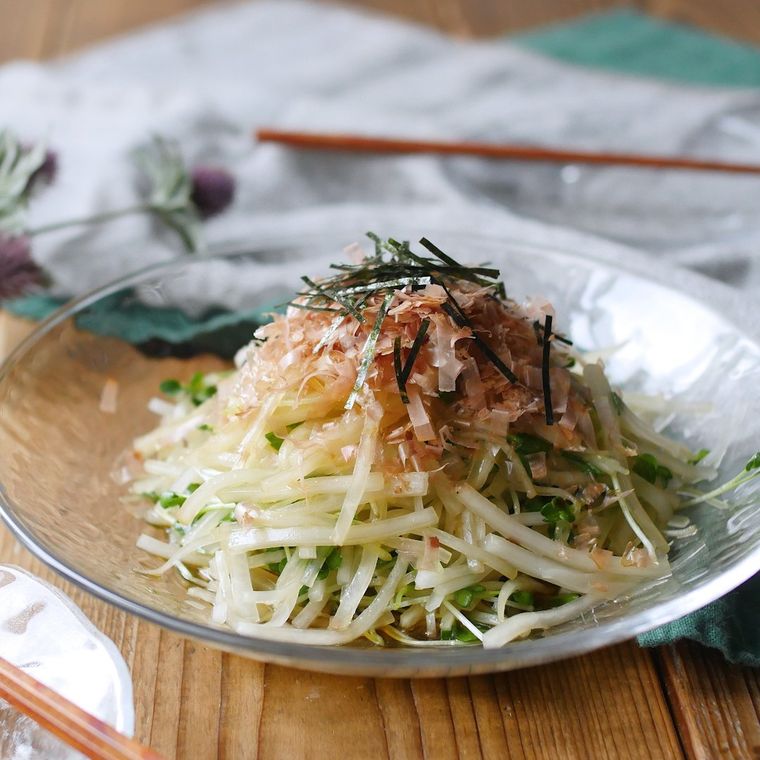 透明なお皿に大根サラダが盛られている様子