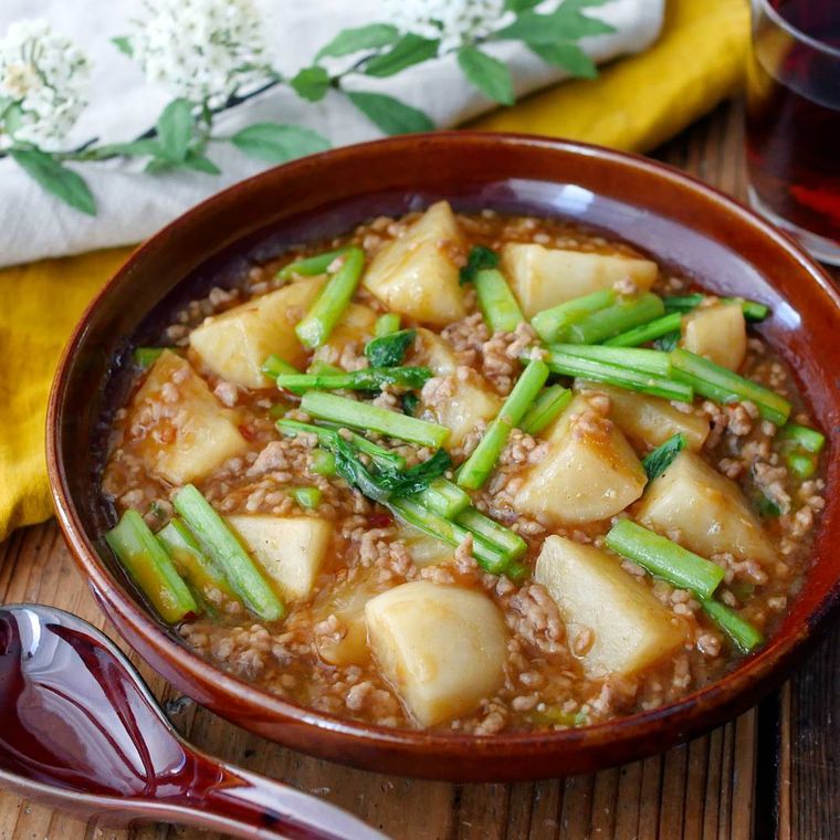 茶色い器に盛り付けられた麻婆かぶ