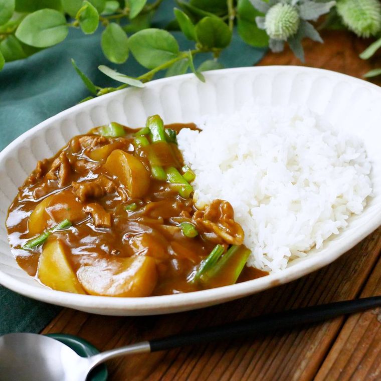 楕円形の器に盛り付けられたかぶと豚肉のカレーライス