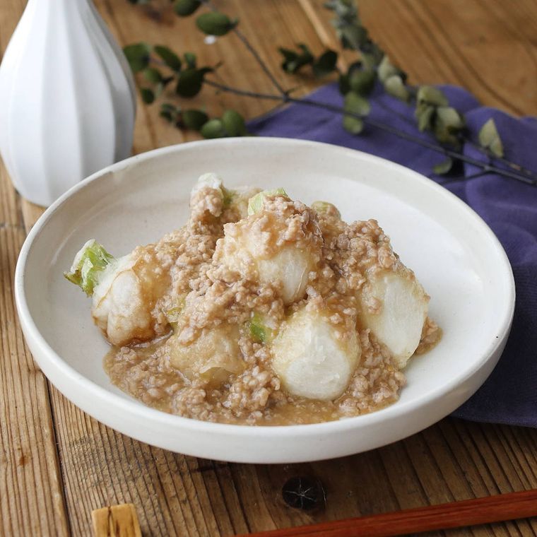 白い器に盛り付けられたかぶの豚肉あんかけ揚げ出し