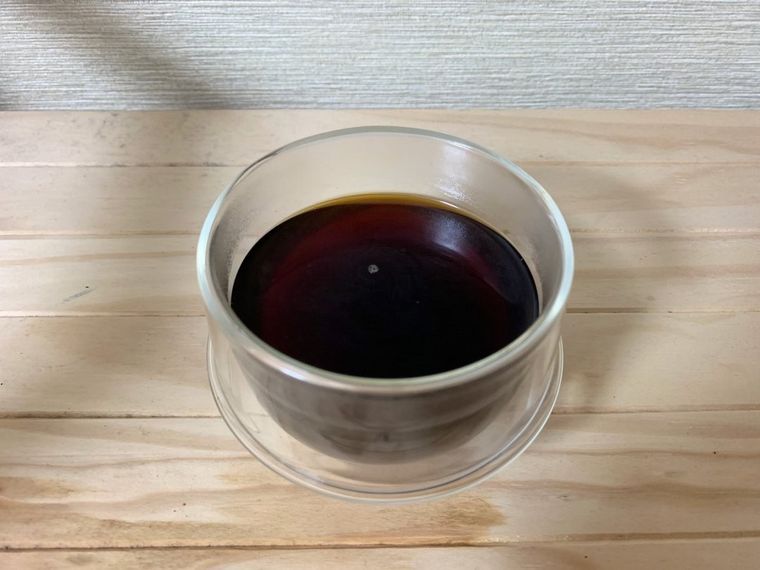 テーブルに置かれたドリップコーヒー