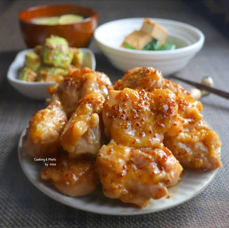 白い皿に盛り付けたマスタードソースの照り焼きチキン