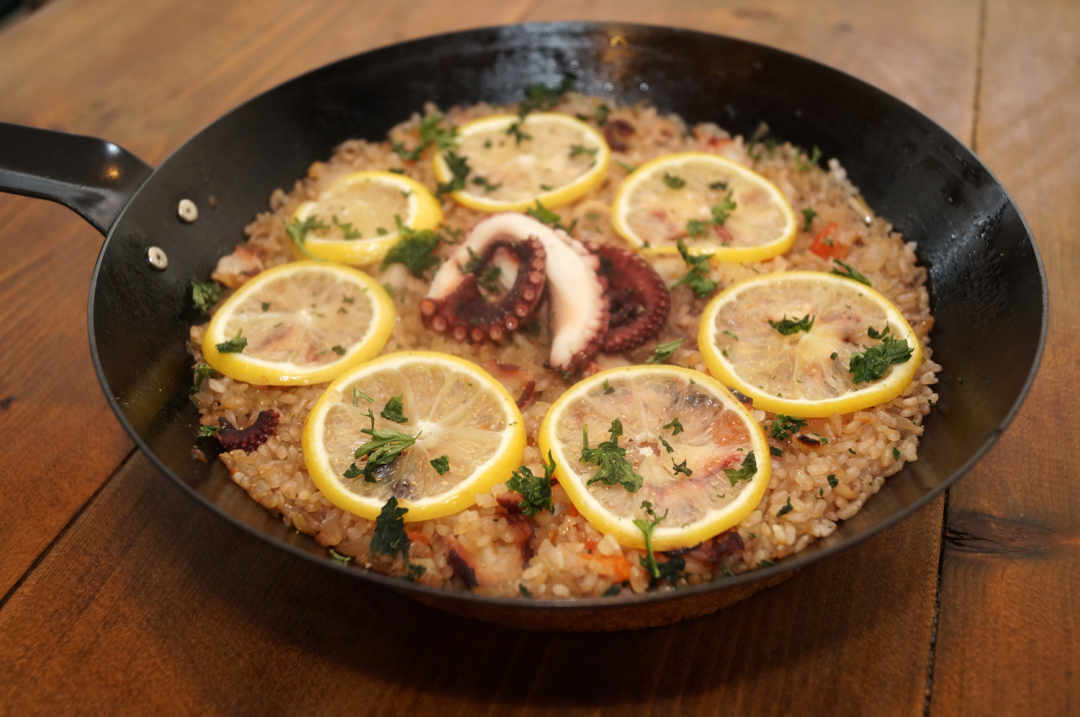 一人前の『食べきりパエリア』⁉︎ タコとレモンだけで本場スペインの味に - macaroni