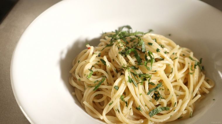 白いお皿に盛られた、青じそのシンプルパスタ