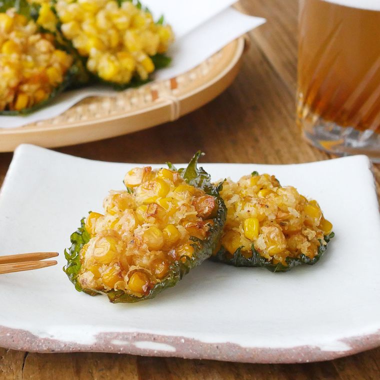 白い皿に盛られた、青じそととうもろこしの揚げ物