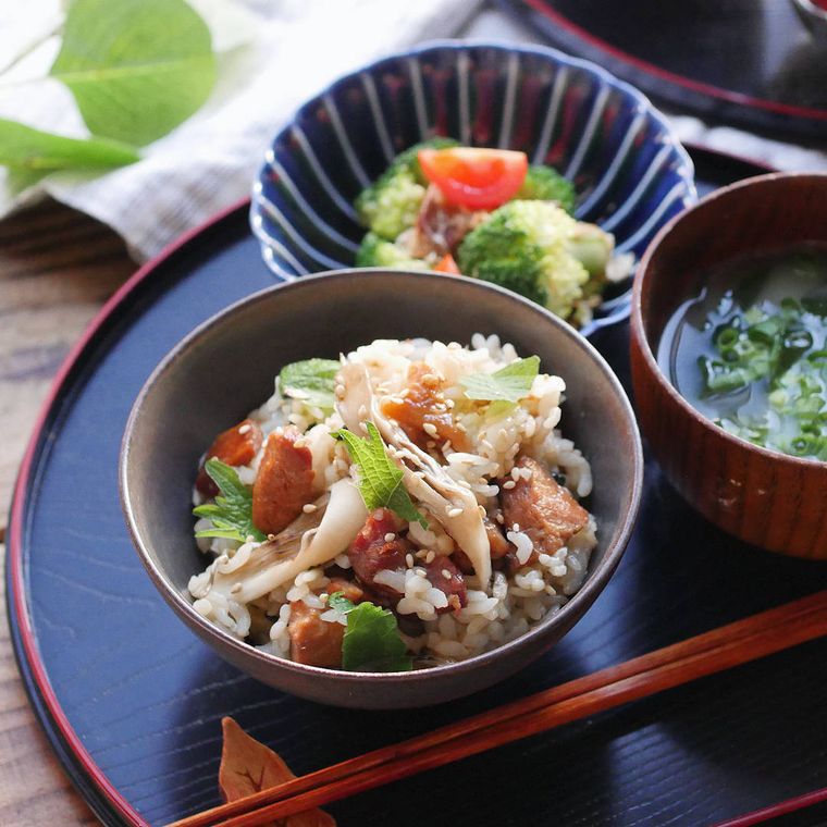 灰色のお椀に盛られた、梅青じそと焼き鳥のバターごはん