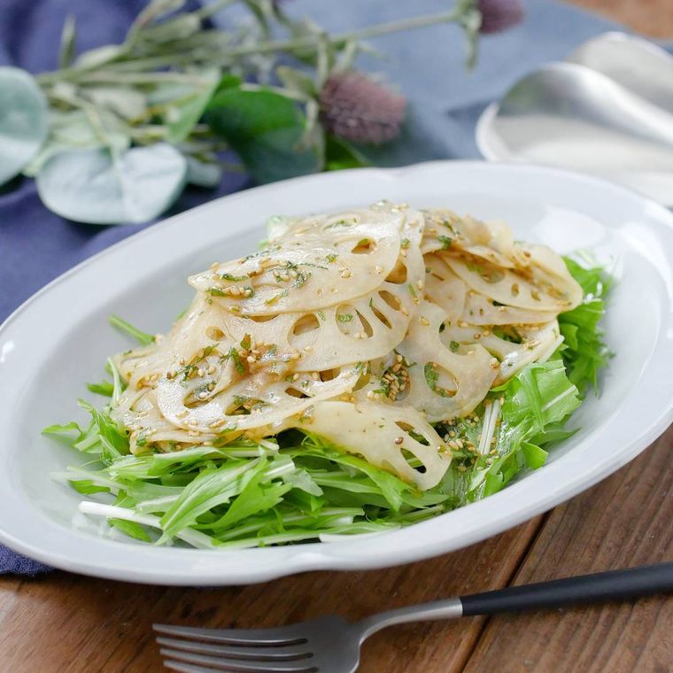 白い皿に盛られた、水菜とれんこんの青じそサラダ
