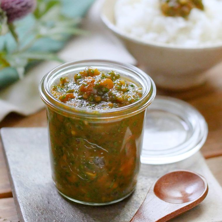 透明な容器に入った、青じそのザクザクナッツみそ