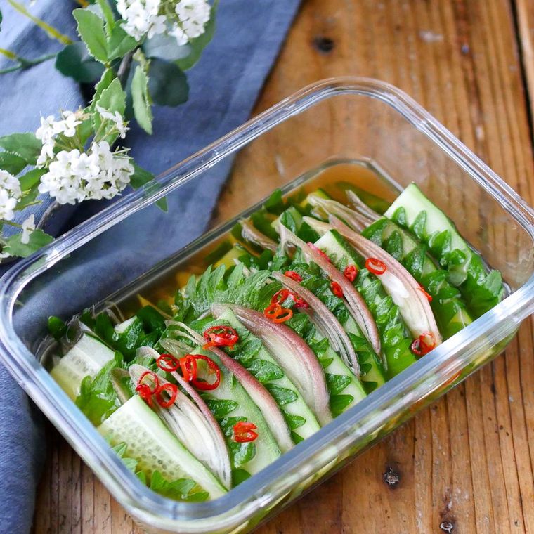 透明な容器に入った、青じそときゅうりの浅漬け