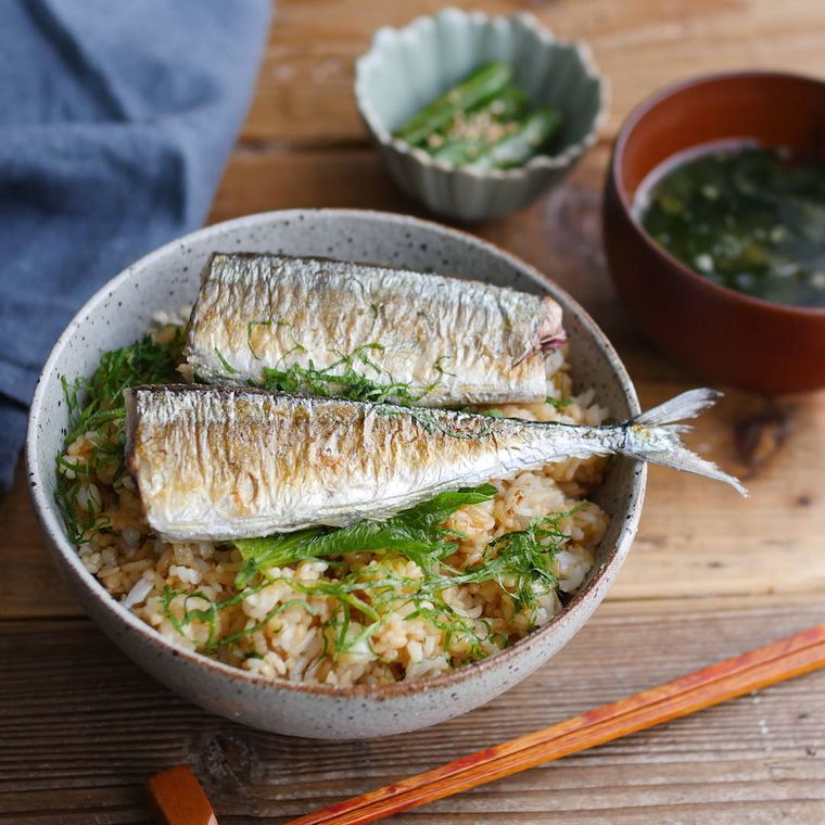 灰色のお椀に盛られた、青じそとさんまの丼ぶり
