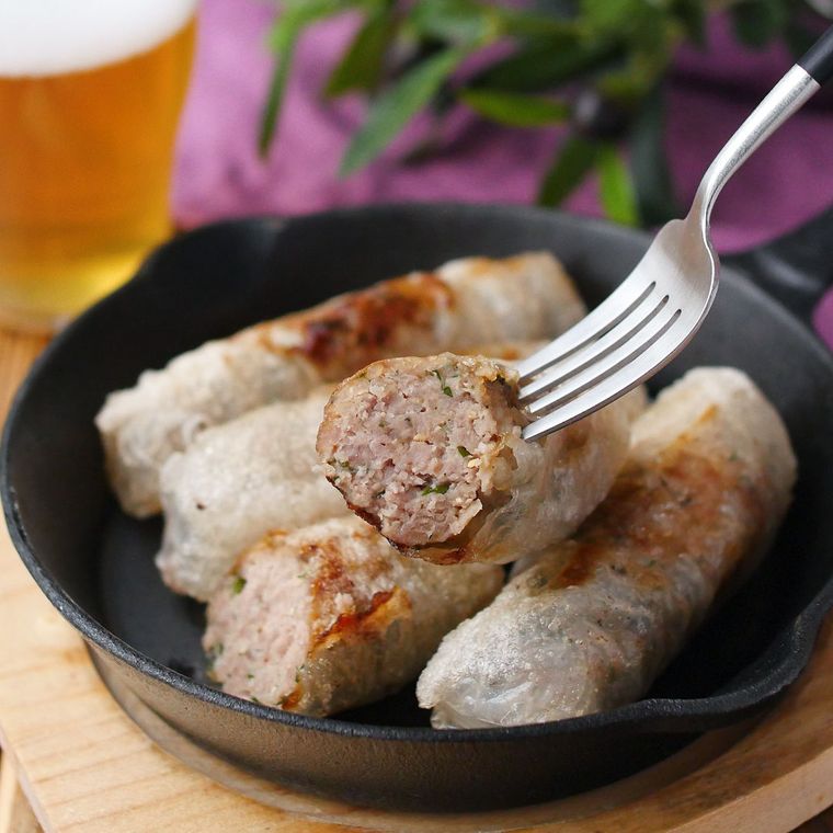 スキレットの上にのった、青じそのもちもちソーセージ