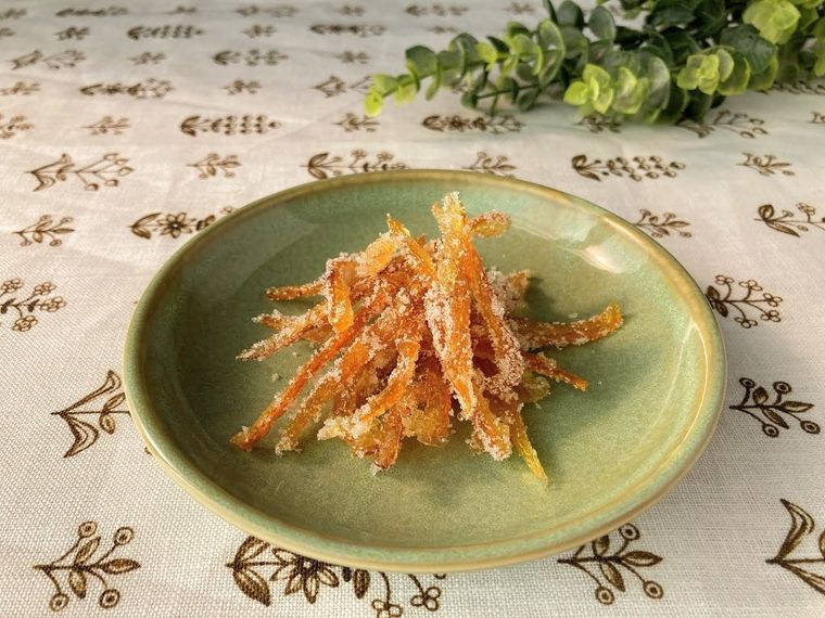 薄緑色の皿に盛られた、自家製ゆずピール