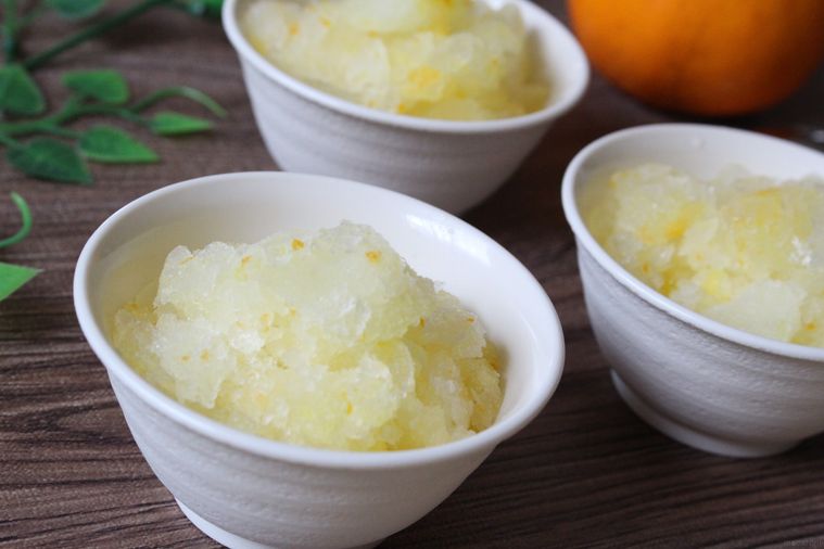 白い器に盛られた、ゆずの皮入りゆずシャーベット