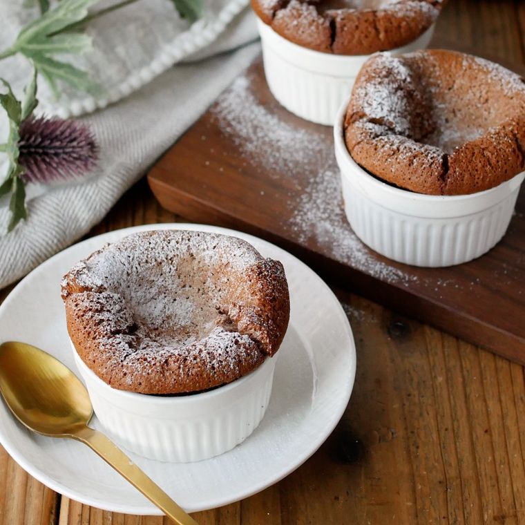 白い皿に盛られたチョコレートスフレケーキ