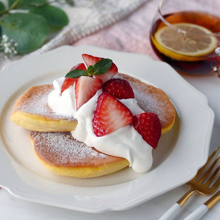 白い皿に盛られた基本のスフレパンケーキ