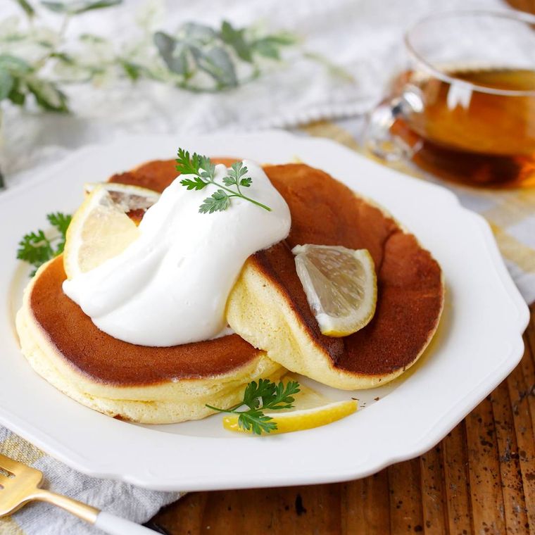 白い皿に盛られたレモン香るチーズスフレパンケーキ