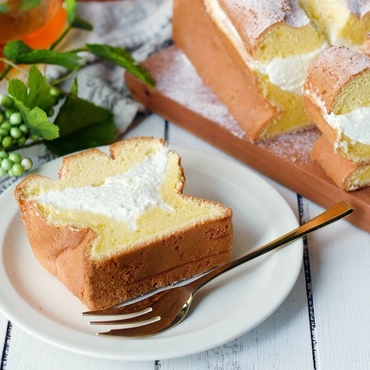 白い皿に盛られた生シフォンケーキ