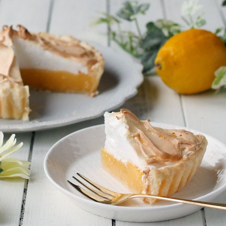 白い皿に盛られた定番レモンパイ