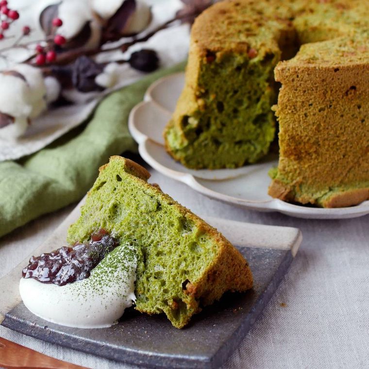 和食器に盛られた抹茶とホワイトチョコのシフォンケーキ