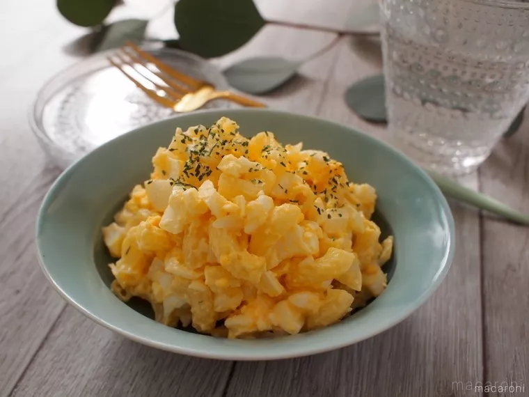 淡い水色の皿に盛られた、マカロニ卵サラダ
