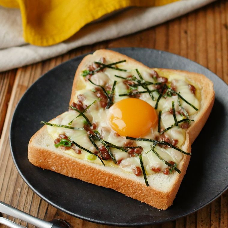 黒い皿に盛られた納豆チーズトースト