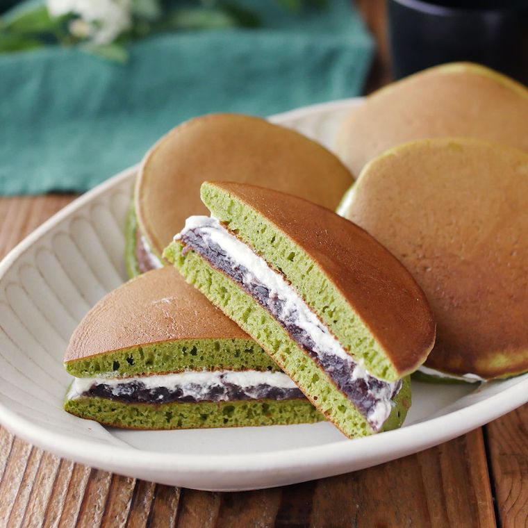 白い皿に盛られた抹茶どら焼き