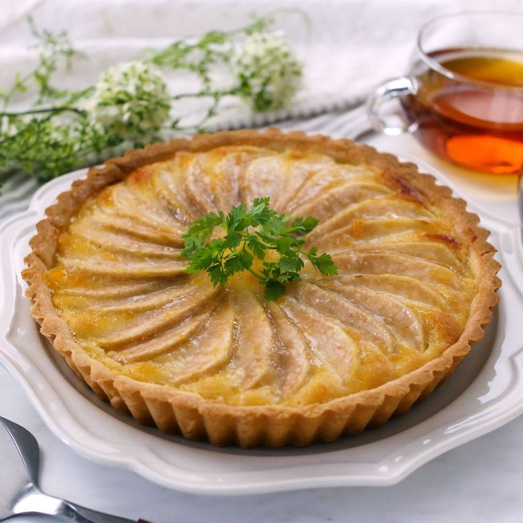 白い皿に盛られた洋梨タルト