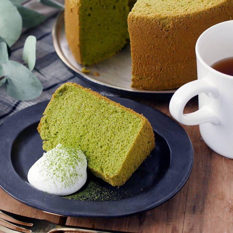 カットして黒い皿に盛られた抹茶のシフォンケーキ