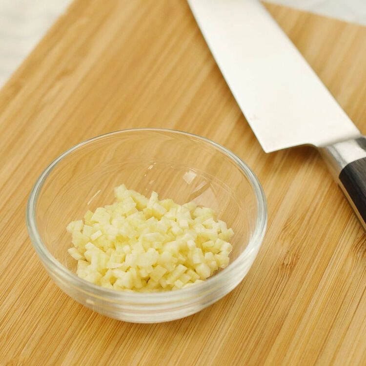 透明の皿にのったにんにく