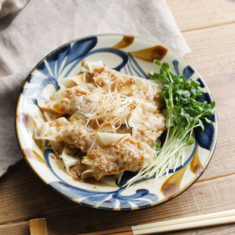 青と茶色の皿にのったワンタン