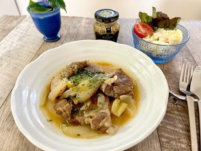 白色の洋皿に盛られた豚肉のビール煮込み