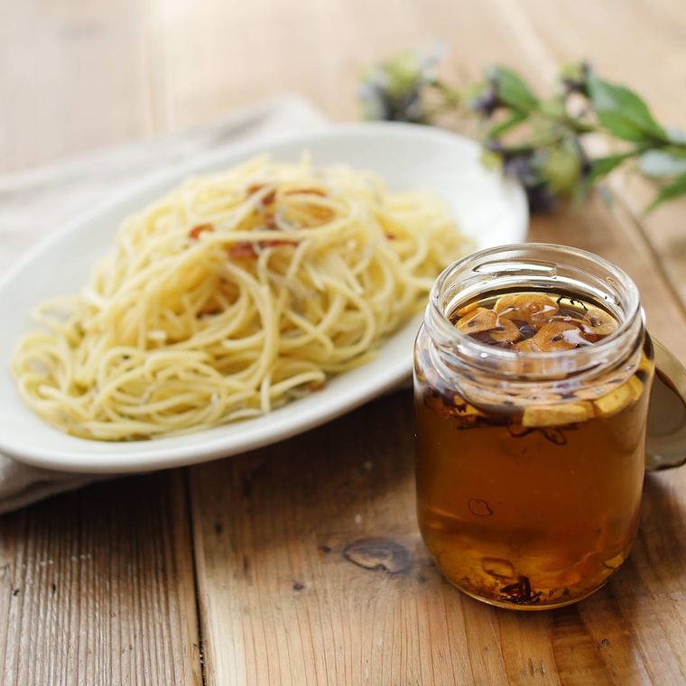 テーブルの上のペペロンチーノソース